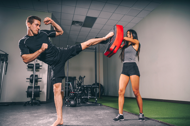 Man kickboxing